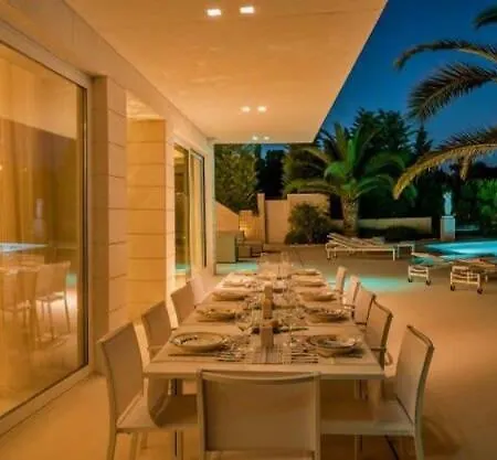 Villa White Stone With High-end Pool Sumartin