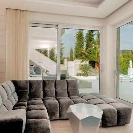 White Stone With High-end Pool וילה סומרטין