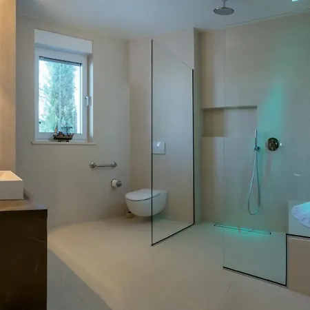 White Stone With High-end Pool וילה *