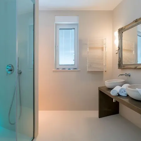White Stone With High-end Pool וילה סומרטין