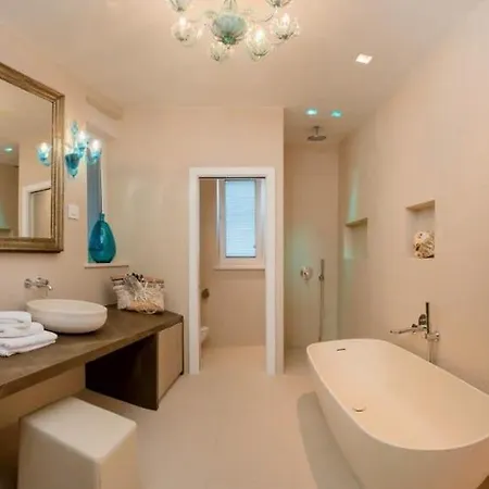 וילה White Stone With High-end Pool סומרטין