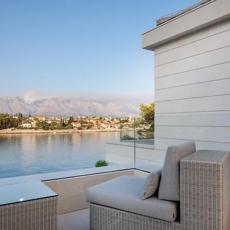 White Stone With High-end Pool סומרטין