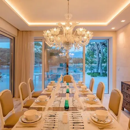 White Stone With High-end Pool וילה